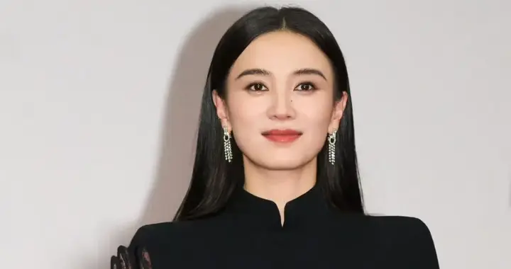 宋佳穿出了80后女性想要的高级感！穿修身裙配披肩长发 简约又大气