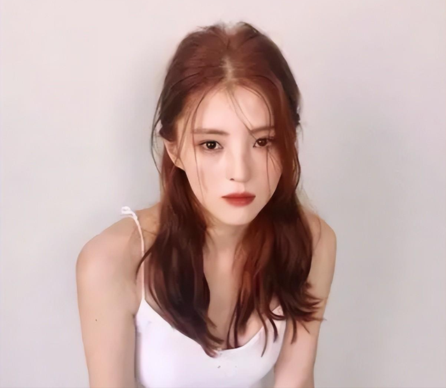 韩素希：疑被“潜规则”备受争议，画风与雪莉类似资源不断