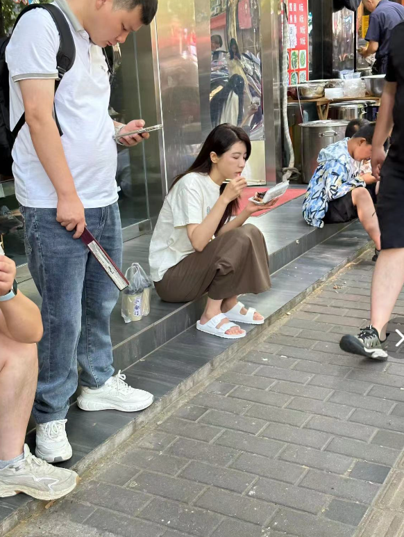 曾黎近照曝光，47岁头顶白发显老态，穿拖鞋逛街，蹲地吃饭无人识