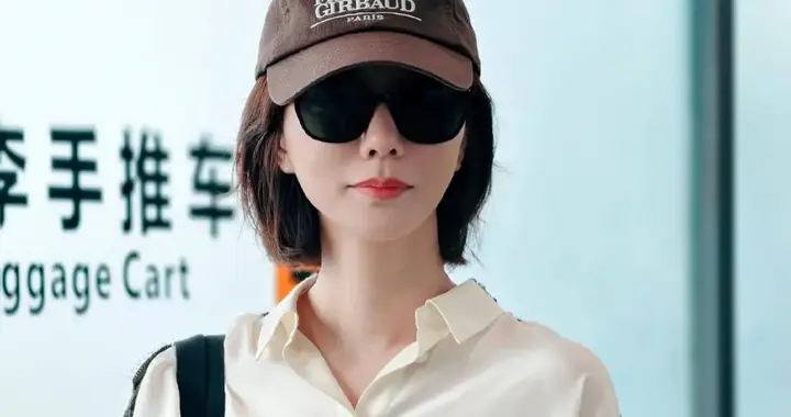 王珞丹现身机场，简约穿搭尽显松弛气质