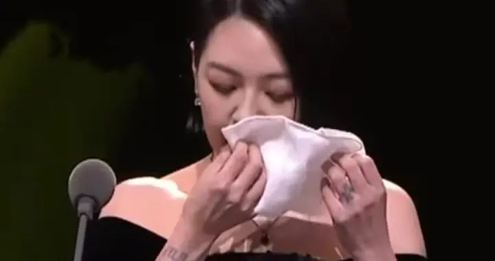 小S亮相金钟奖颁奖现场，一出场就忍不住落泪 网友:越来越像大S了