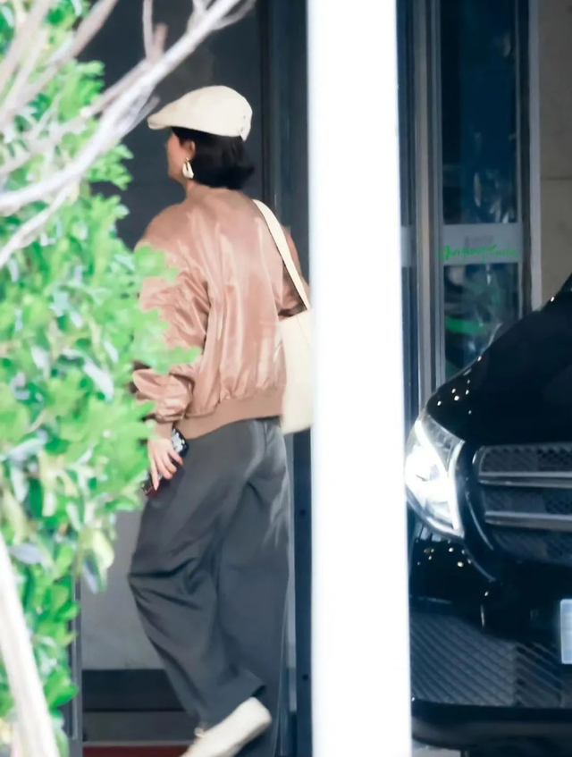 37岁赵丽颖机场被偶遇，穿皮质夹克配阔腿裤，背影干练利落！