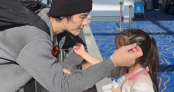 郭碧婷和女儿机场送向佐，向芷不舍爸爸大哭，隔着玻璃不愿意离去