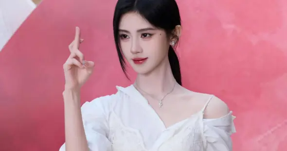 鞠婧祎会穿是数一数二的！白衬衫+蕾丝吊带裙+抹胸，时髦又高级！