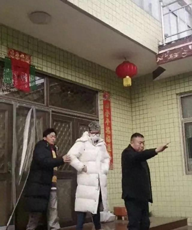 40岁王宝强回农村老家过年，穿2万羽绒服配棉拖鞋，没有明星架子