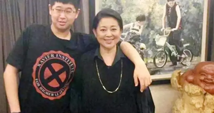倪萍带27岁儿子虎子公开亮相，身高197cm带着眼镜，身形微胖憨厚