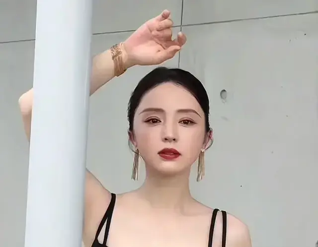 45岁董璇夏日穿搭：吊带裙+高跟鞋，时髦又高级，二婚后状态真好