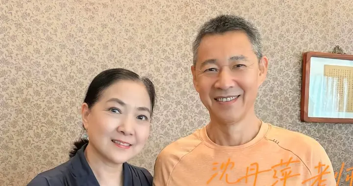 69岁张丰毅参加北电同学聚会，和沈丹萍互动亲近，张铁林也在场