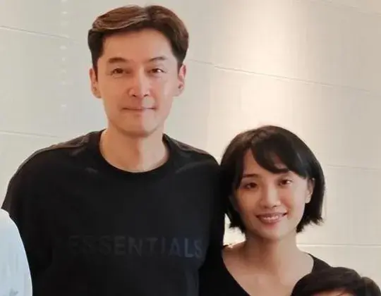 胡歌官宣结婚后老婆首次公开露面，素颜穿黑衣帅气依旧，事业有成