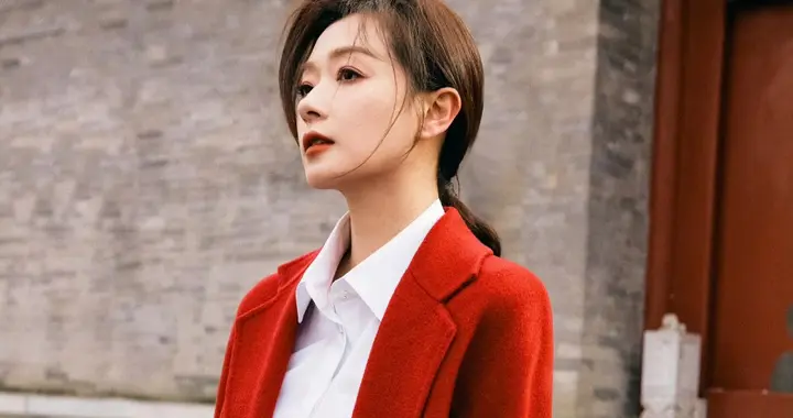 万茜真的很适合穿红色大衣，大气上档次