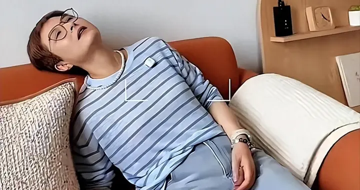 辞去央视工作，嫁大18岁李铁为妻，如今52岁张泉灵已走上另一条路