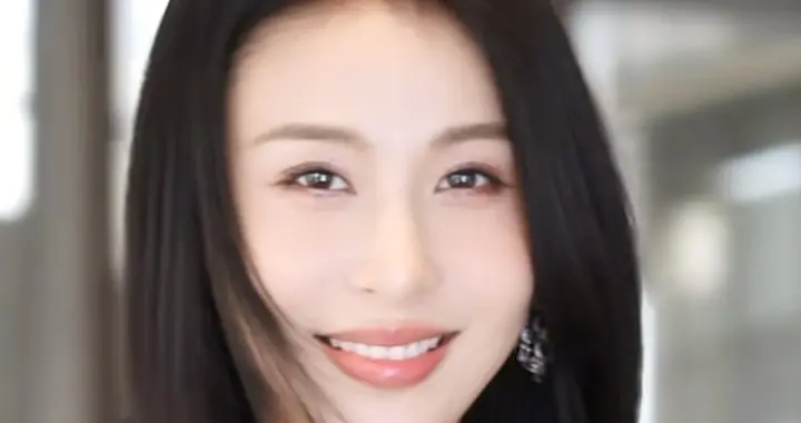 39岁贾青最新穿搭：直发+黑色露背裙，尽显美背，美出新高度