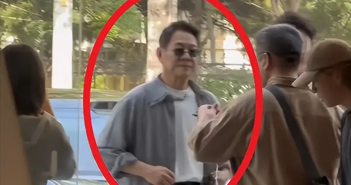 李连杰术后首露面，现身4S店提车，穿粗布衫走飞快，见人多秒垮脸