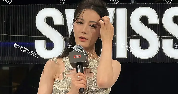 迪丽热巴到底怕谁看？拿麦克风死死挡着胸口，颜值下滑身材肥腻!