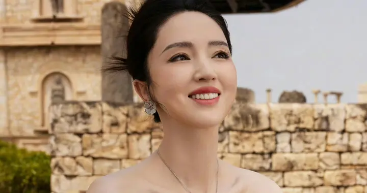 董璇橄榄绿礼裙古堡大片，优雅氛围感拉满银幕