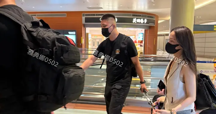 机场偶遇张韶涵， 本人个子不高好小一只，年纪大了眼睛都变小了!