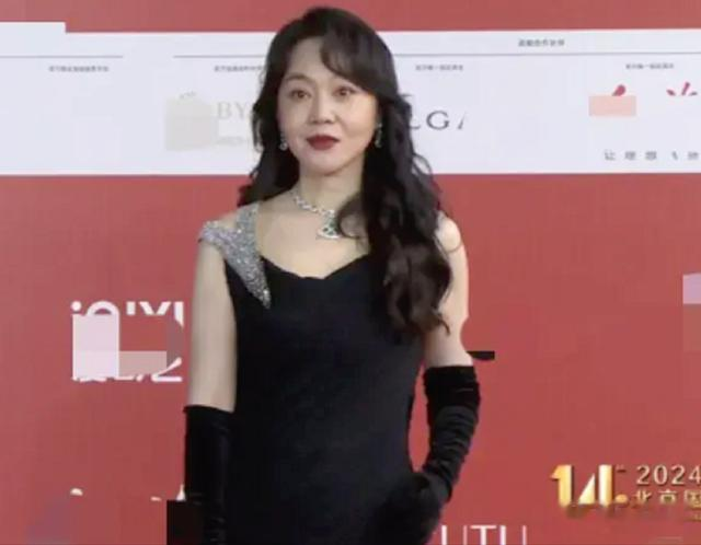 北京这一夜，51岁闫妮用珠圆玉润的身材，给白幼瘦女星上了一课