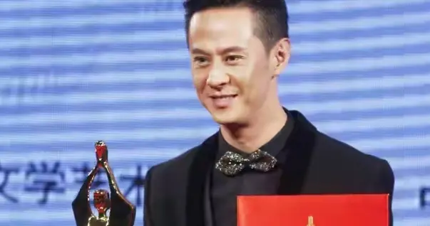 梁洛施和男友低调秀恩爱，两人皆戴订婚戒指，女方忙恋爱不拍戏！