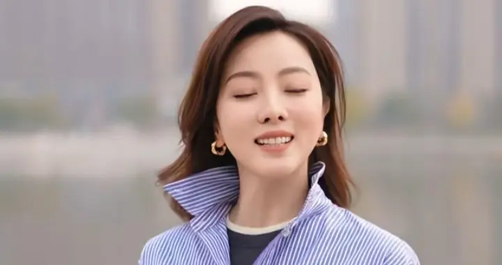 李思思蓝白条纹衬衫清新减龄，分享不内耗的松弛生活哲学