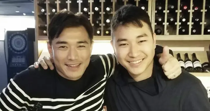 好惨！香港知名演员被弟弟桃色风波拖累，多次宣布改名转运