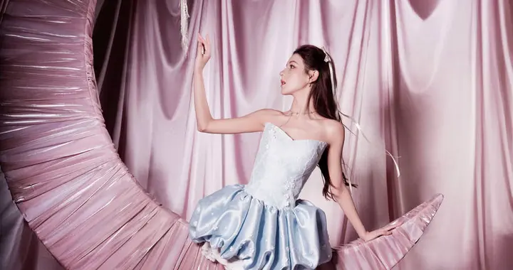 张予曦穿蓝色抹胸短裙秀好身材