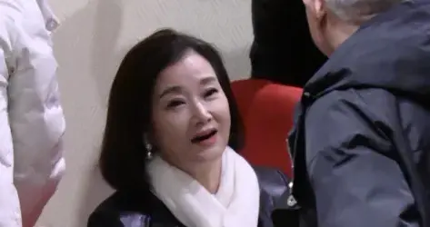 宋祖英去梅大看李素素表演，她拿着华为手机，脸很年轻不像59岁