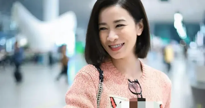 佘诗曼剪了波波头大回春！穿卡通毛衣+牛仔裤，时髦又减龄！