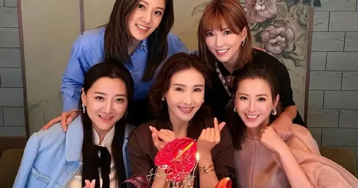54岁黎姿和闺蜜庆生，颜值出众女神范依然，闺蜜都是老钱家族阔太
