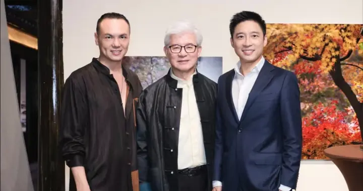 霍启山与继父罗康瑞合照曝光，笑容灿烂很帅气，罗康瑞站C位