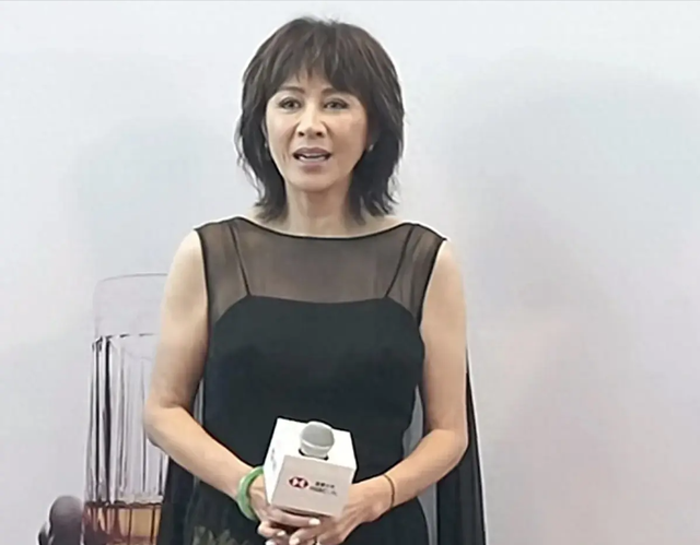 刘嘉玲最新活动无修图曝光笑时皱纹比酒窝多，P图脚背仍青筋爆出