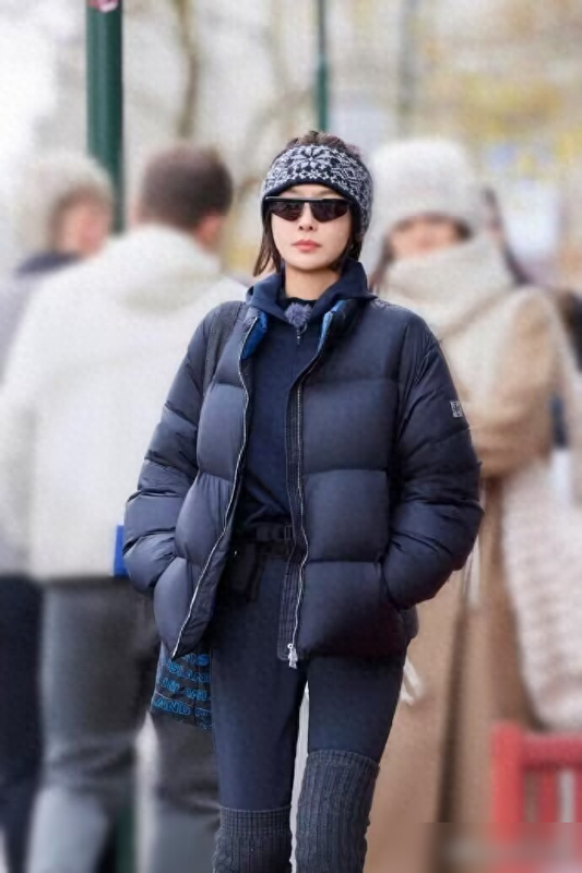 秦岚又带火了一种穿搭：“棉服+无痕裤”！回头率高还洋气时髦