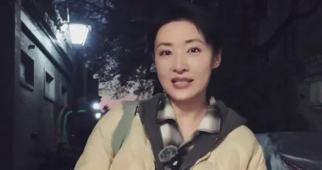 57岁周涛近照曝光！羽绒服配阔腿裤逛书店，状态好到像35岁