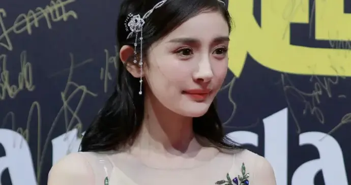 杨幂当年参加嘉人线下活动，看着满是少女感，这笑容太甜了 ???