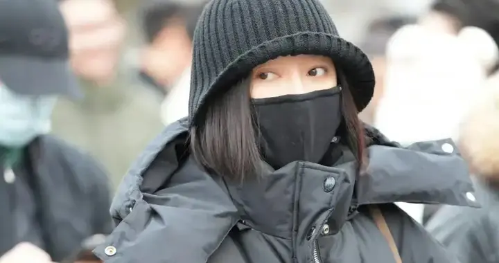 秦岚春晚彩排！身着“厚实羽绒服” 路人：裹再厚也难掩姐姐的美貌