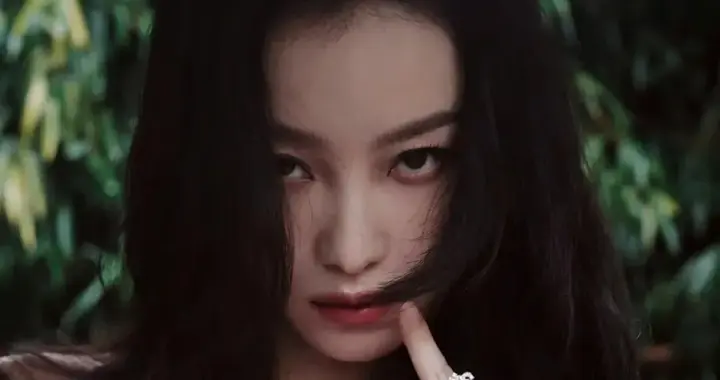 倪妮红色露肩连衣裙造型，尽显优雅纤瘦好身材