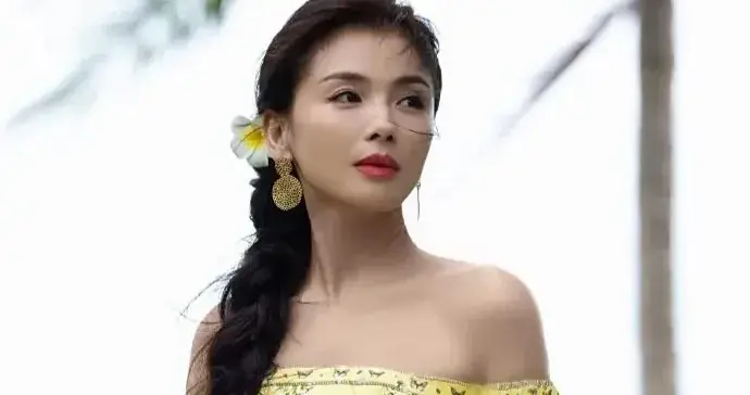 46岁刘涛穿印花裙清新灵动，搭配俏皮麻花辫，减龄效果堪比冻龄术