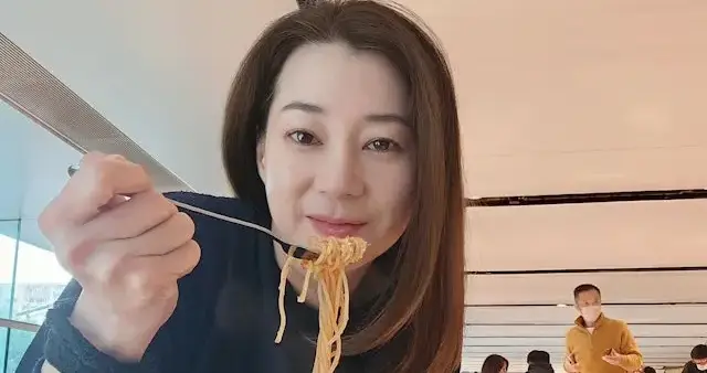 49岁前港姐养尊处优越来越靓，再婚嫁隐形富豪受宠获赠超级豪宅