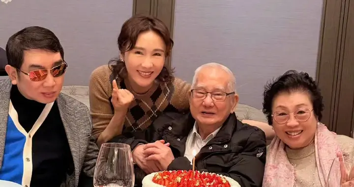 黎姿为爸爸庆祝88岁生日，和家人同框画面温馨，笑容满面很幸福