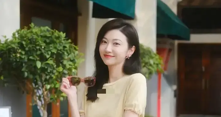 景甜私服穿搭真时髦！黄色T恤+印花短裙，减龄又高级！
