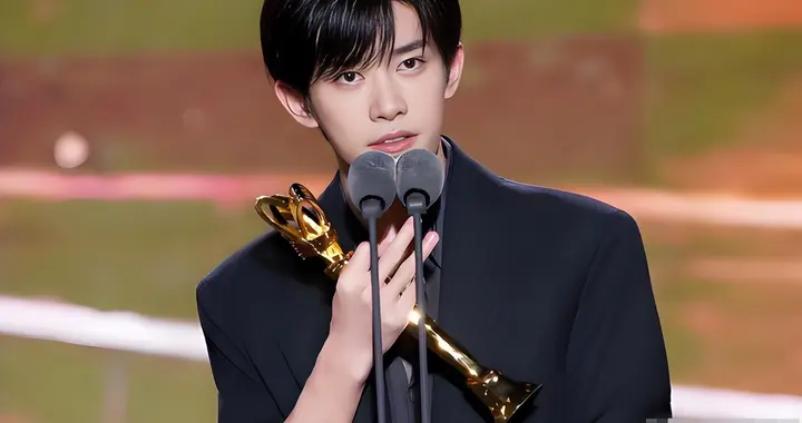 金鸡奖这夜，人情冷暖、江湖地位，在易烊千玺身上体现得淋漓尽致