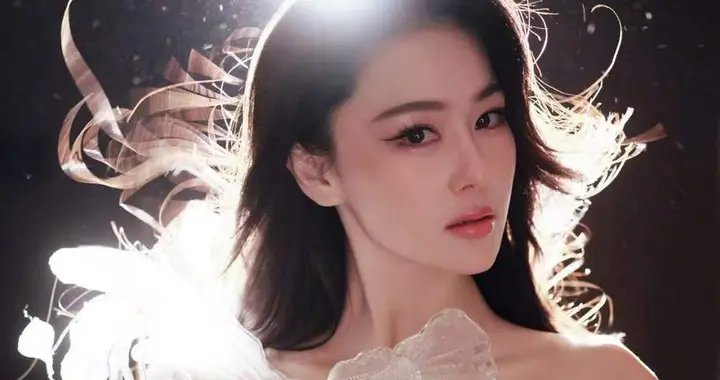 张馨予穿蝴蝶纱裙勾勒完美身材 眼神清冷妩媚