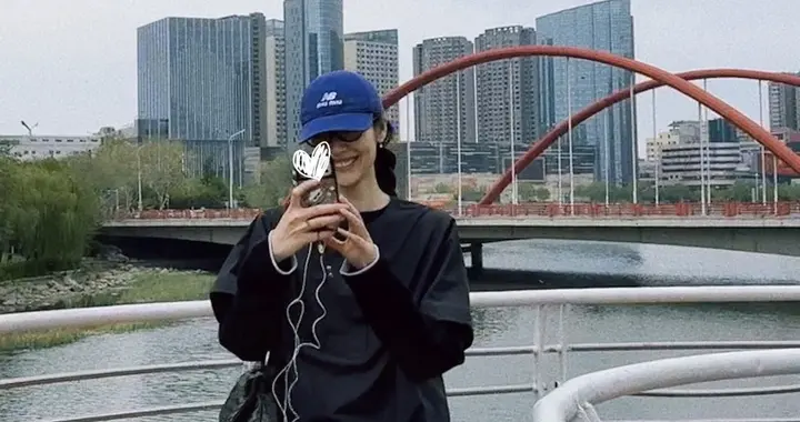 刘雯现身山东，被扒出是给井柏然庆生，井柏然照片里还有她的鞋子