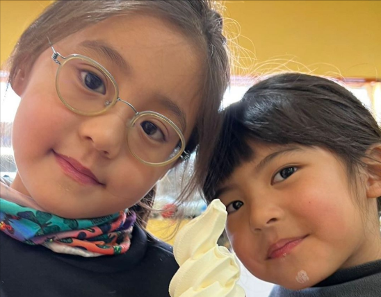 贾静雯|贾静雯前往国外陪大女儿，17岁梧桐妹皮肤黝黑，颜值不及妈妈