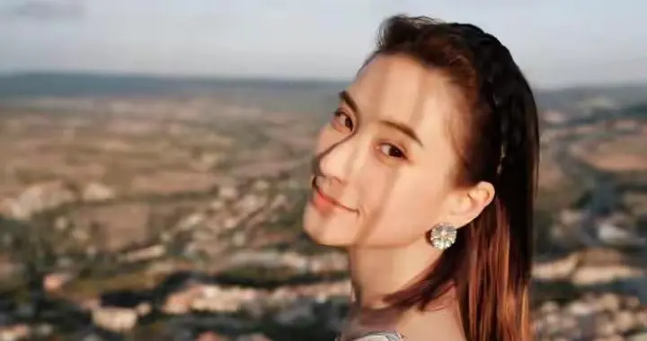 何超莲独自坐热气球，丝巾当肚兜穿，和窦骁5个月不见真相太意外