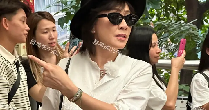 刘嘉玲在香港明显回到了舒适区， 状态在线造型好看连笑容也多起来