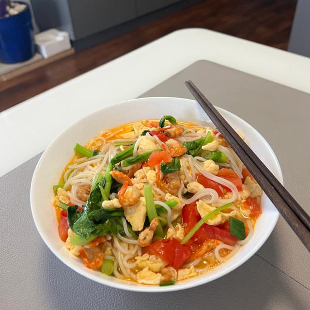 浙江40岁大哥不结婚，每天自己做2顿饭吃得开心，网友：活明白了