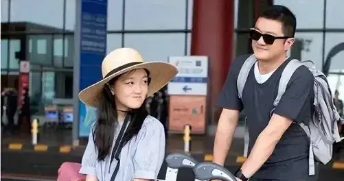 李亚鹏朋友分享李嫣生活照！19岁李嫣文艺漂亮，美得超级像王菲