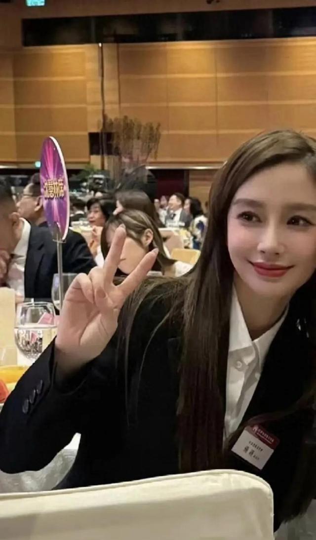 杨颖从政升级副主任，这华丽转身直接闪瞎我的狗眼！她何德何能