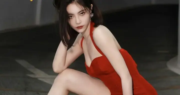 许佳琪 真的很舒服这种艳丽的色彩 明媚又火辣