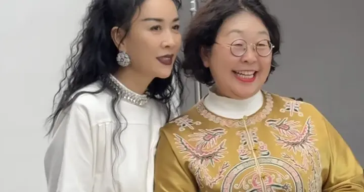 沈梦辰带婆婆见70岁殷秀梅，海涛妈妈激动落泪，那英也给面子合影